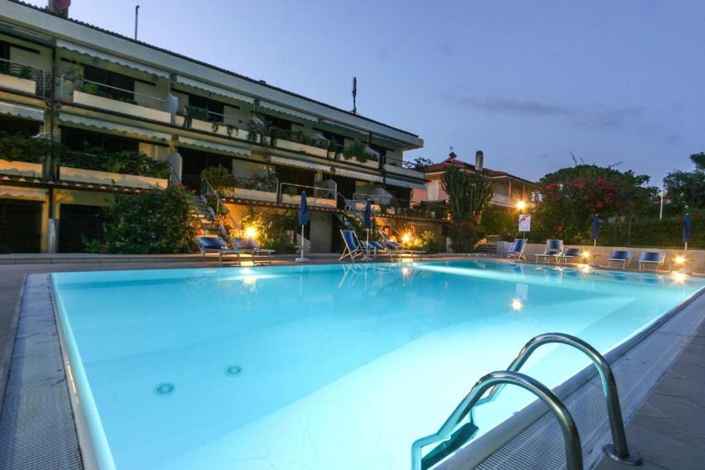 Appartamenti Residence Il Porto 13 E 16 Порт-Аццурро Экстерьер фото